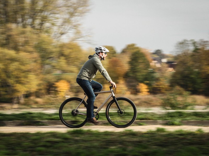 Bild mann-faehrt-auf-fahrrad.jpg